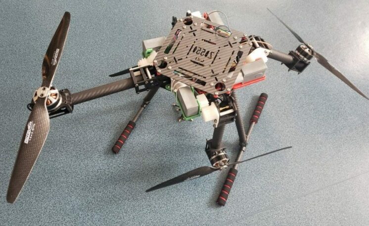 Drone multi-copter à bras pliable