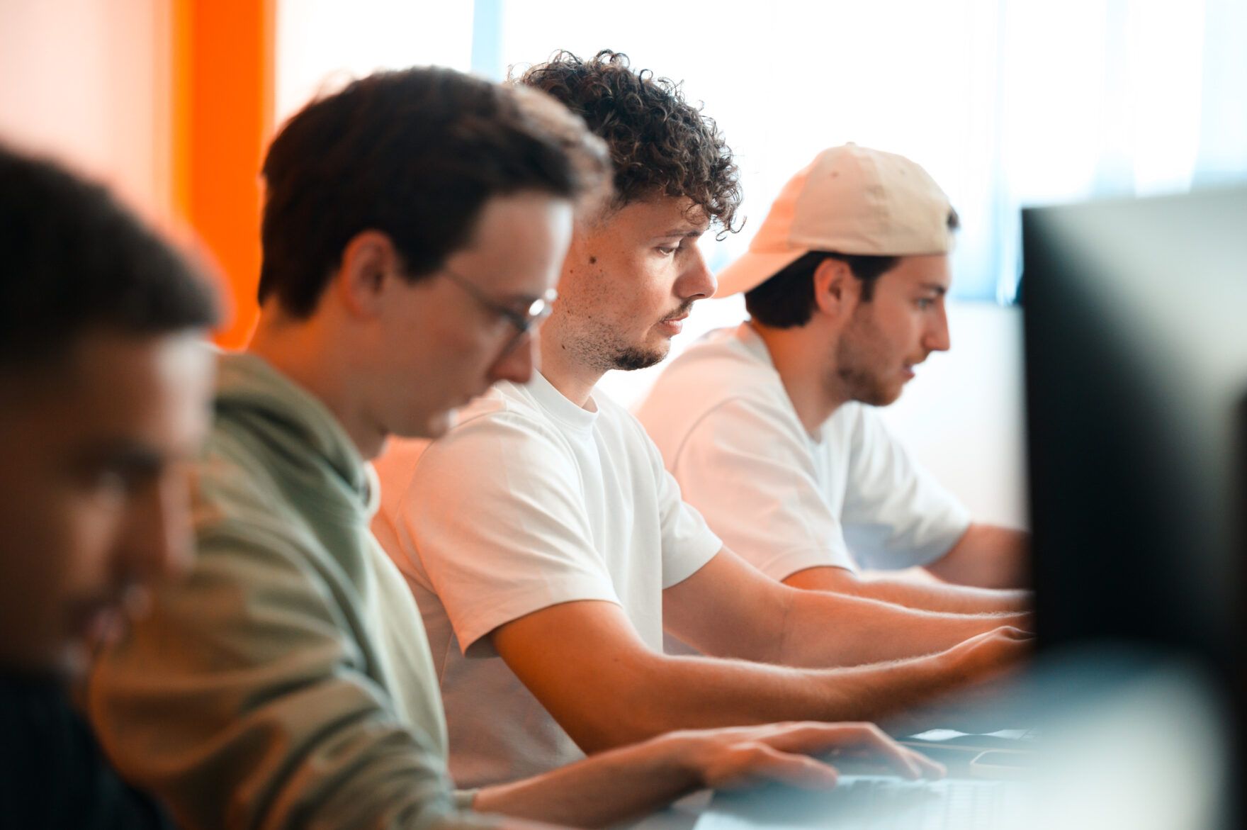 Étudiants qui travaillent à l'ISEN Ouest en formation d'ingénieur