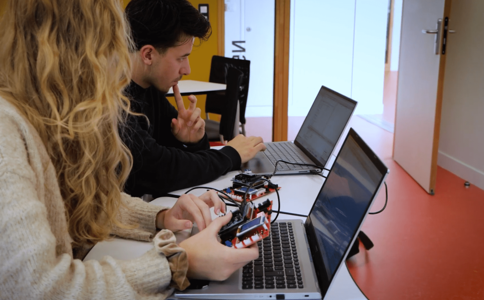 Reconnaissance de gestes par intelligence artificielle embarquée : un projet étudiant en 4ᵉ année à l’ISEN Ouest